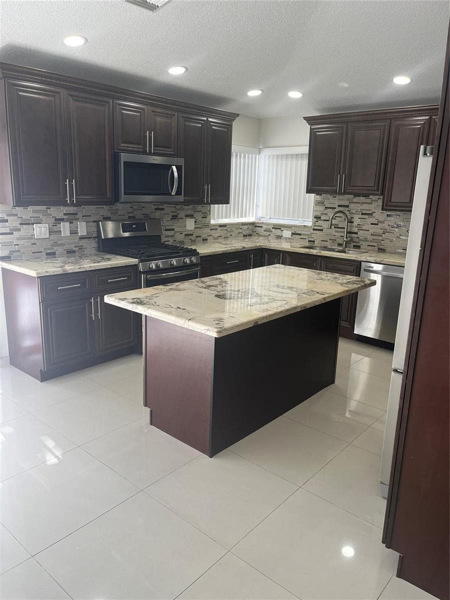 13412 NW 5th Place, Plantation, FL 33325 — zdjęcie 3