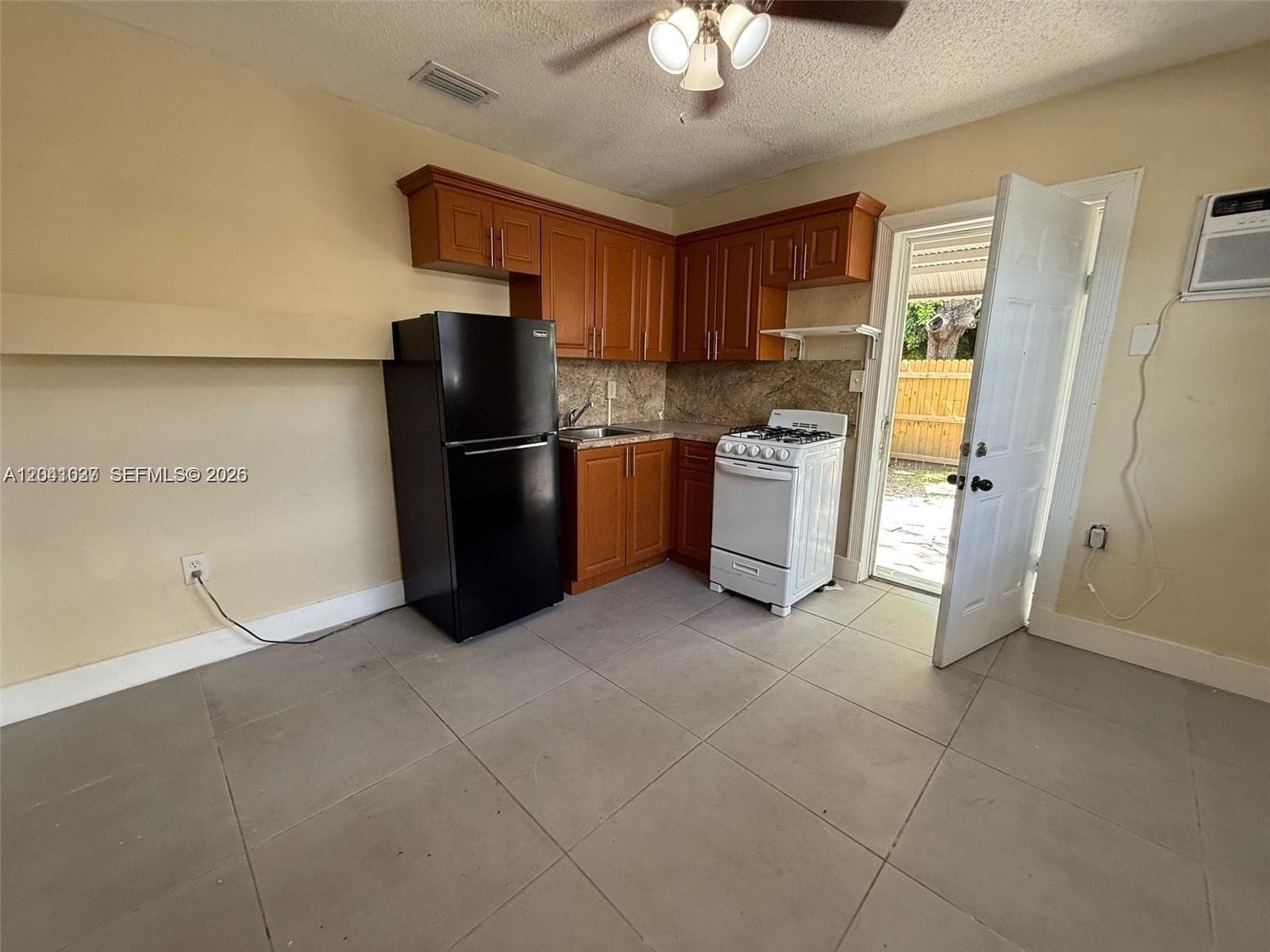 2339 NW 35th St - Efficiency # EFF, Miami, FL 33142 — zdjęcie 4