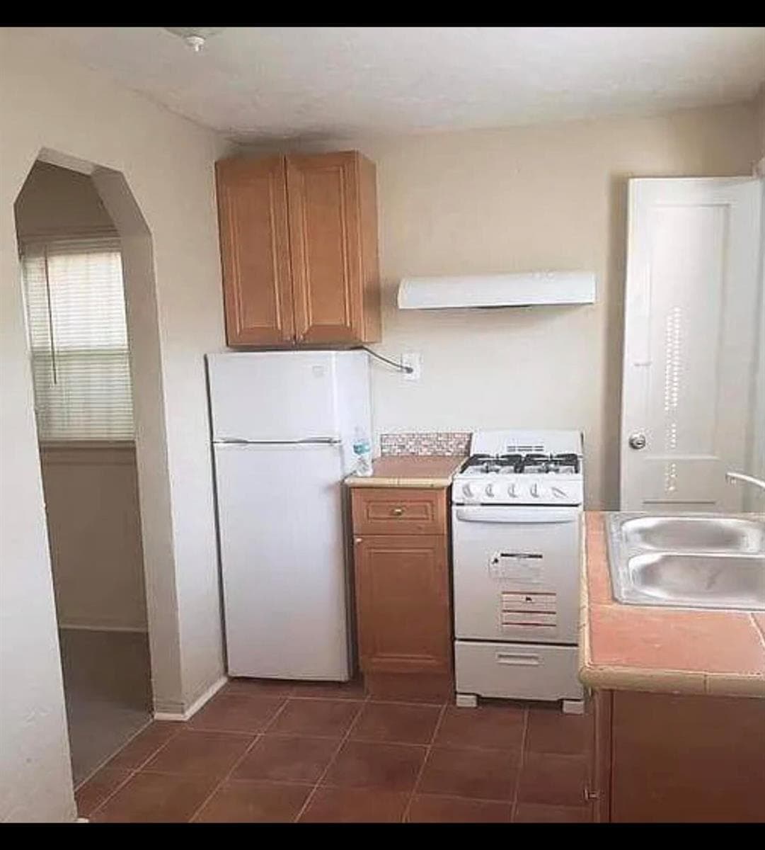 2490 NW 91st Street # A,b,c, Miami, FL 33147 — zdjęcie 2