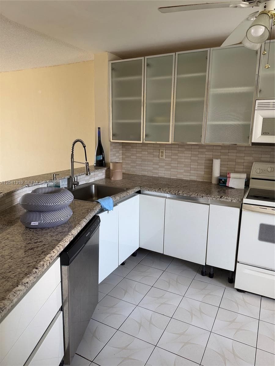 1750 NE 191st St # 627-4, Miami, FL 33179 — zdjęcie 3