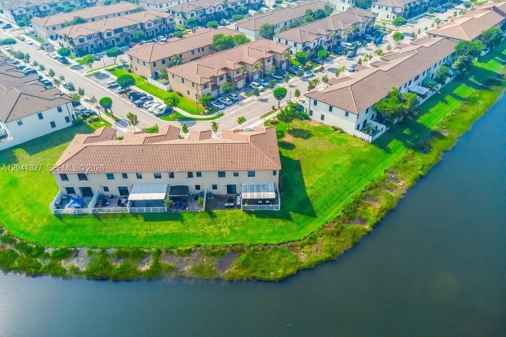 3401 W 94th Ter, Hialeah, FL 33018-2079 — zdjęcie 3