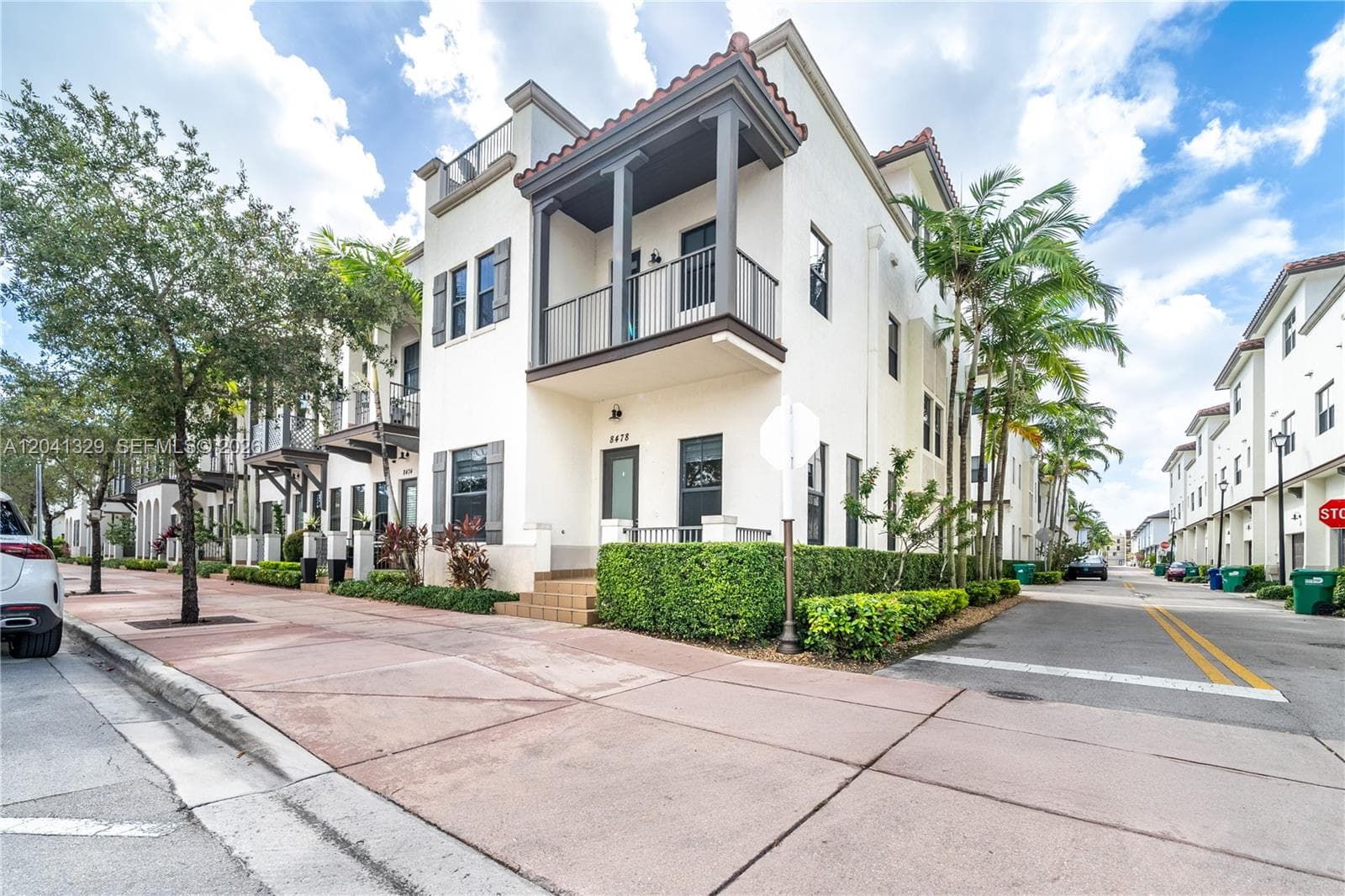 8478 NW 52nd St, Doral, FL 33166 — zdjęcie 2