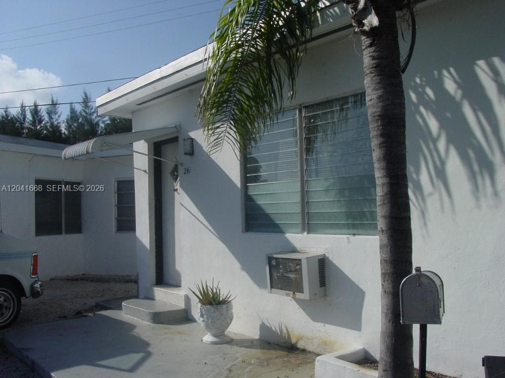 2405-2411 NE 136th Ln, North Miami Beach, FL 33181 — zdjęcie 2