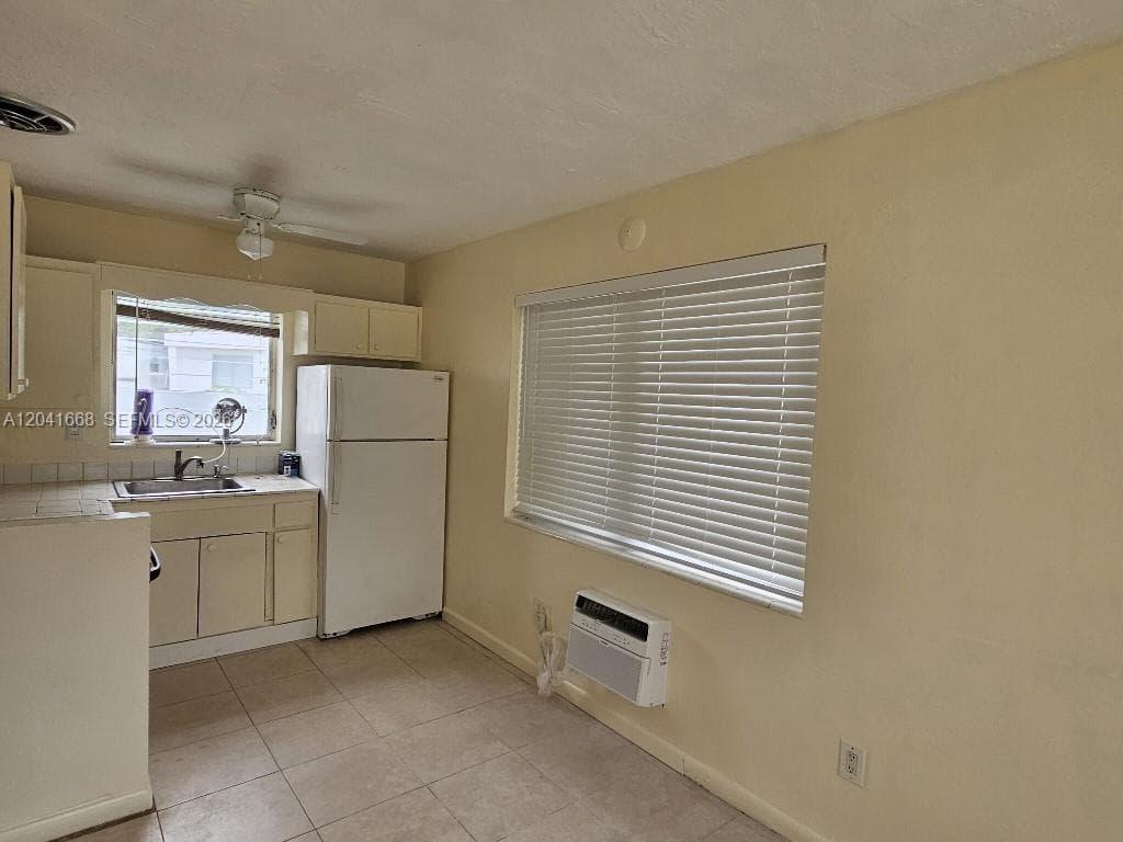 2405-2411 NE 136th Ln, North Miami Beach, FL 33181 — zdjęcie 5