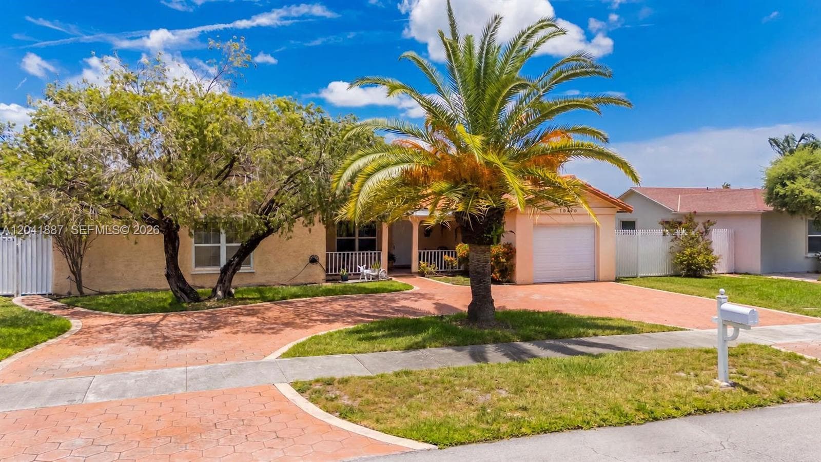 19240 NW 60th Ct, Hialeah, FL 33015 — zdjęcie 2