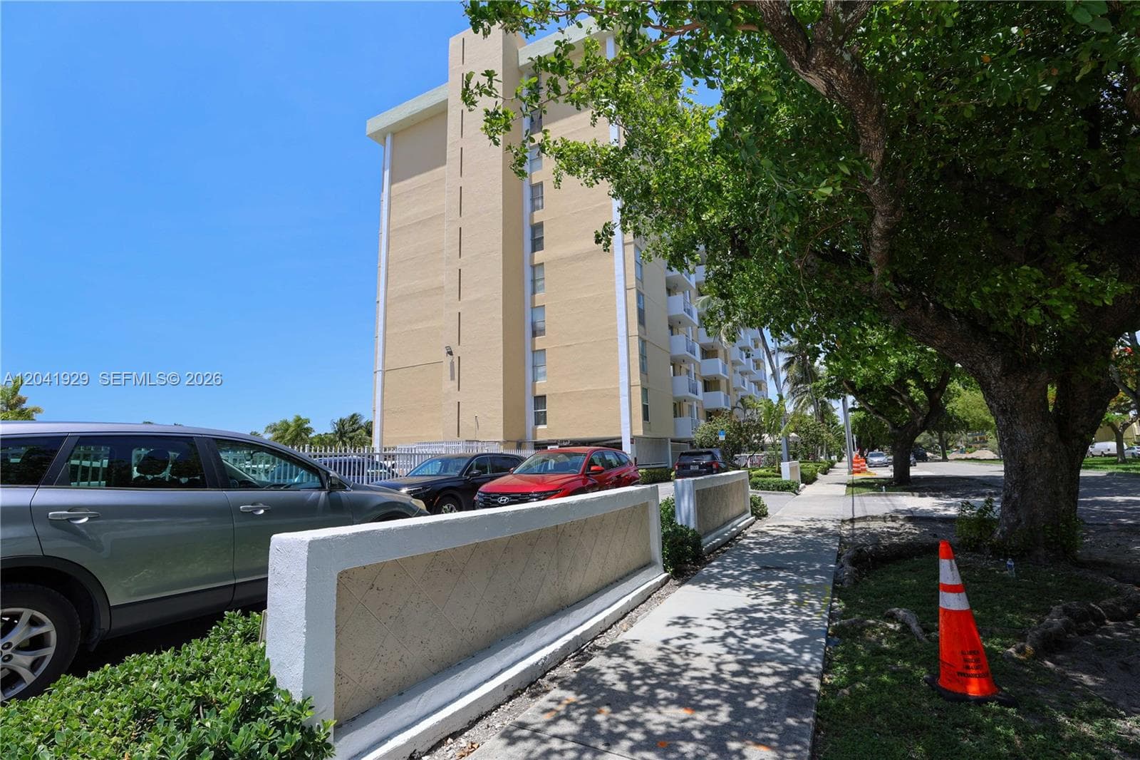 2000 NE 135th St # 906, North Miami, FL 33181 — zdjęcie 2