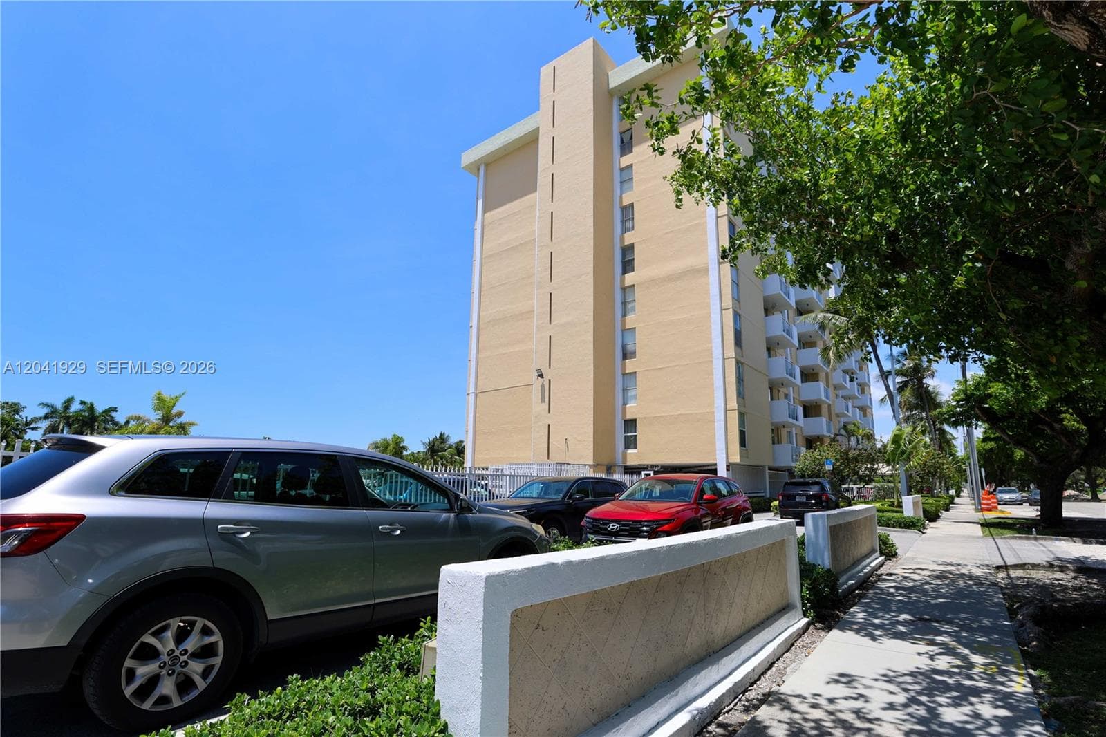 2000 NE 135th St # 906, North Miami, FL 33181 — zdjęcie 3