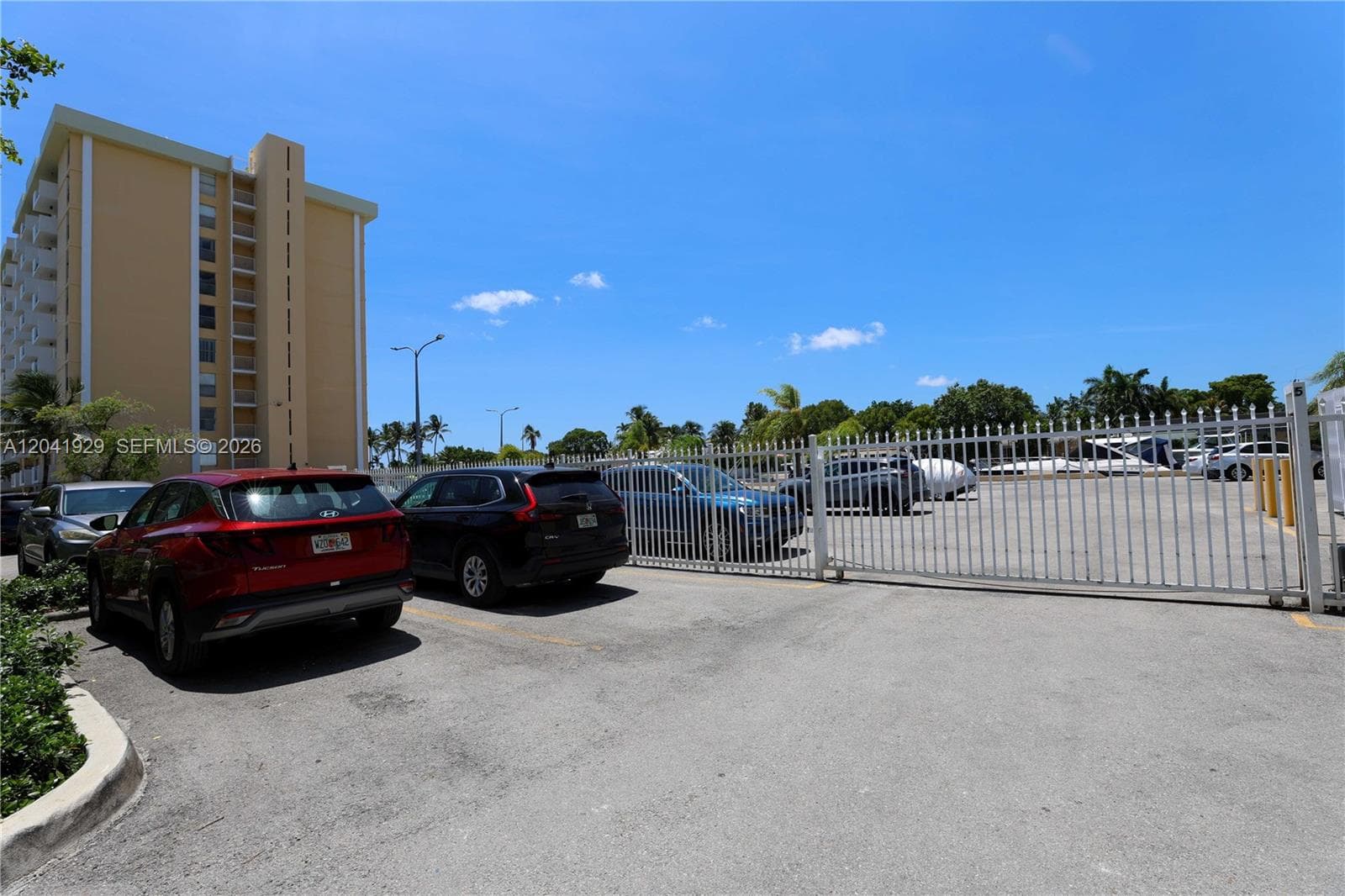 2000 NE 135th St # 906, North Miami, FL 33181 — zdjęcie 5