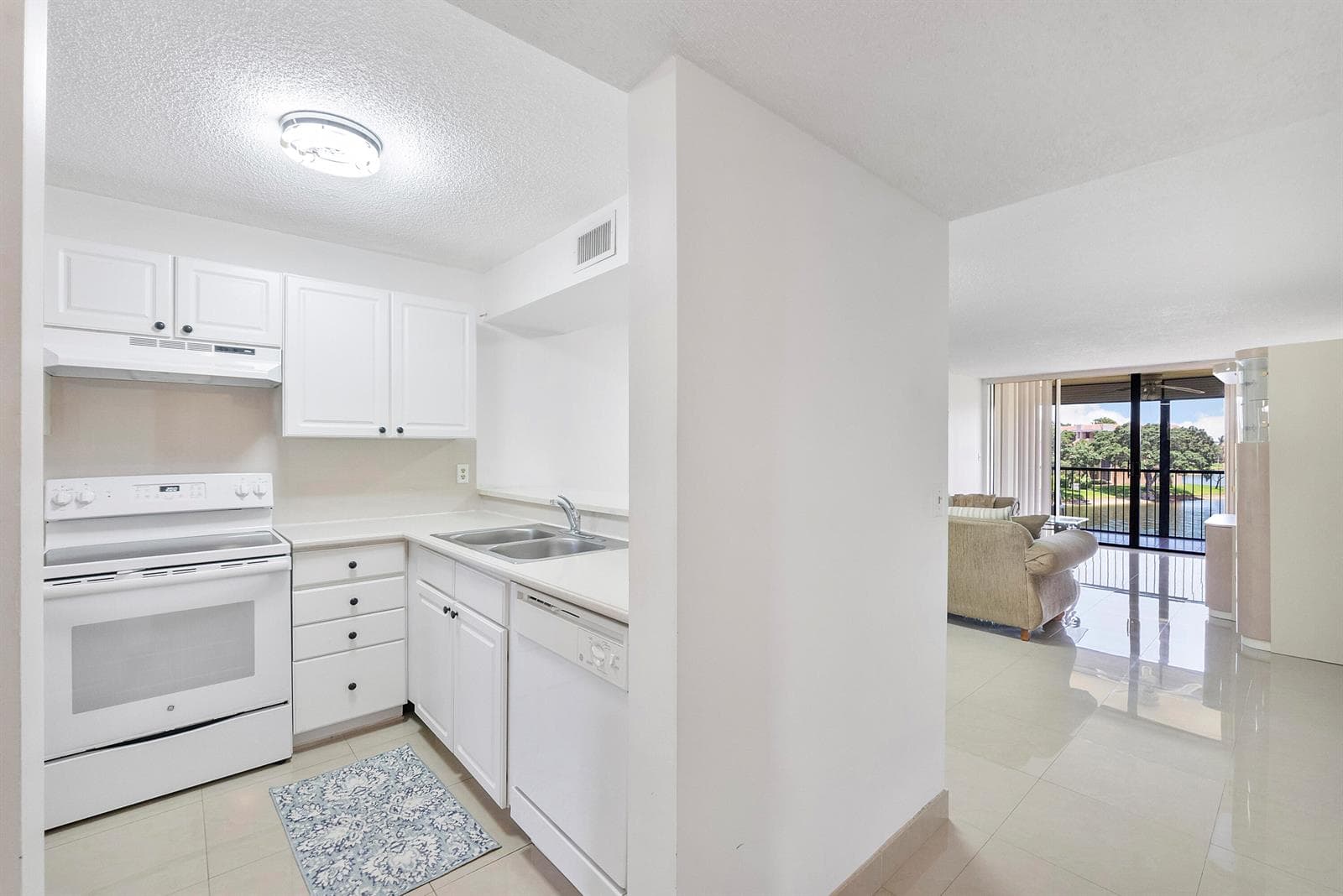 5828 Coral Lake Drive, Margate, FL 33063 — zdjęcie 2