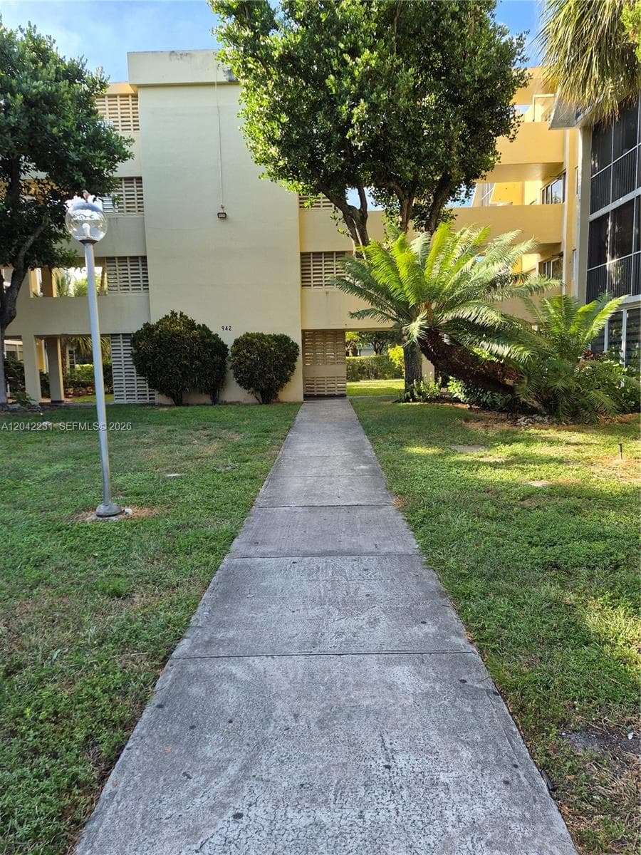 942 NE 199th St # 4G, Miami, FL 33179 — zdjęcie 3
