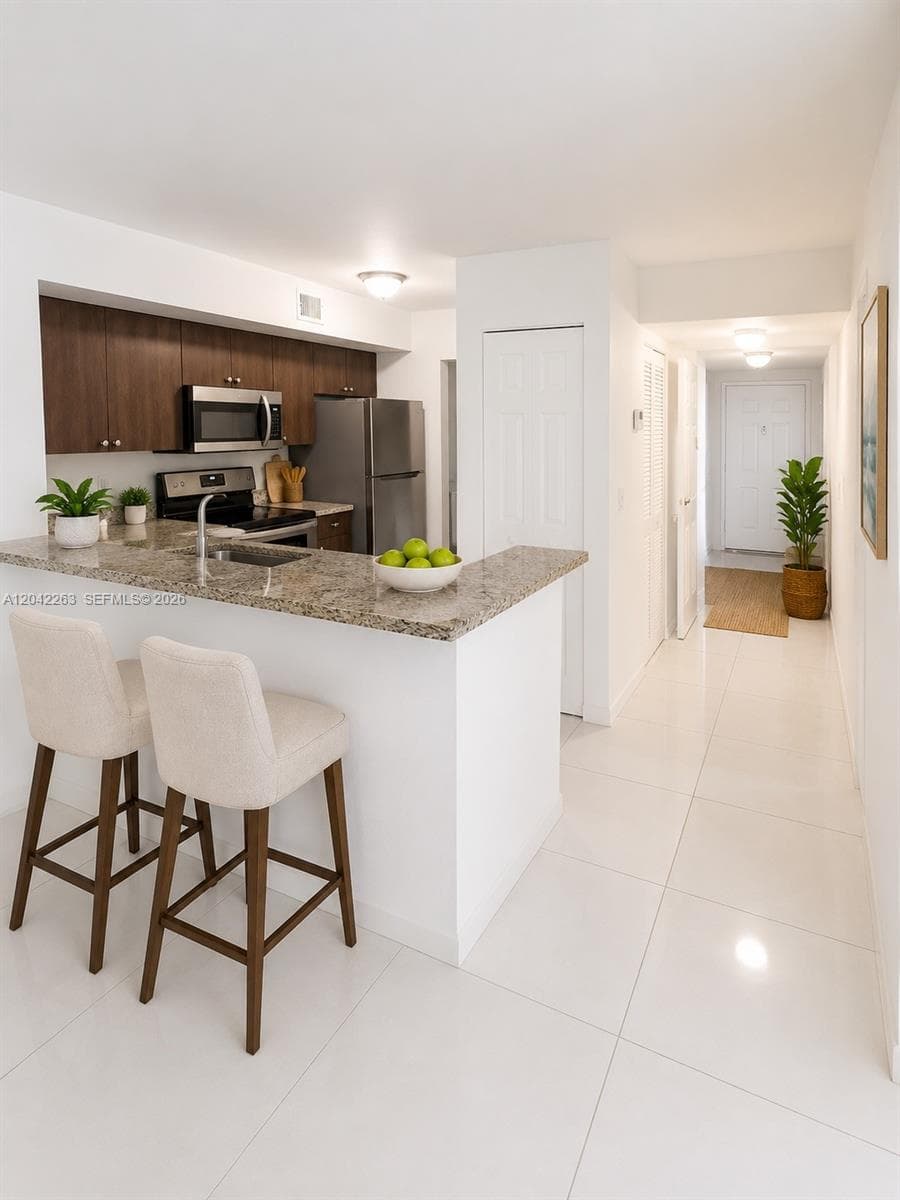 11177 SW 8th St # 208, Pembroke Pines, FL 33025 — zdjęcie 2