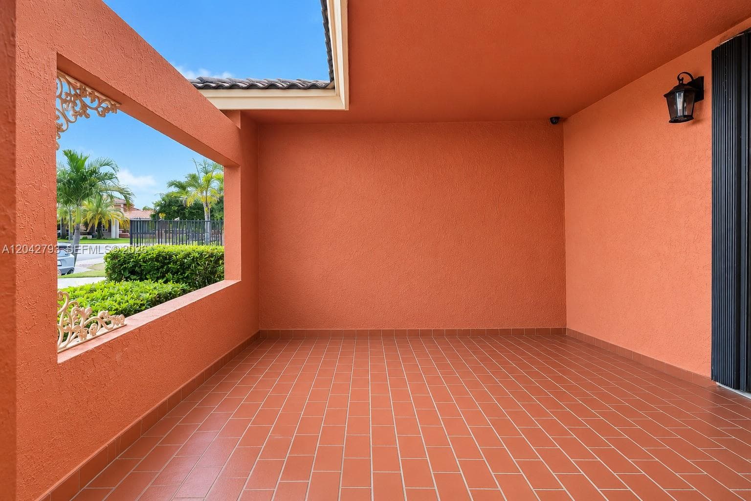 7365 N Augusta Dr, Hialeah, FL 33015 — zdjęcie 2