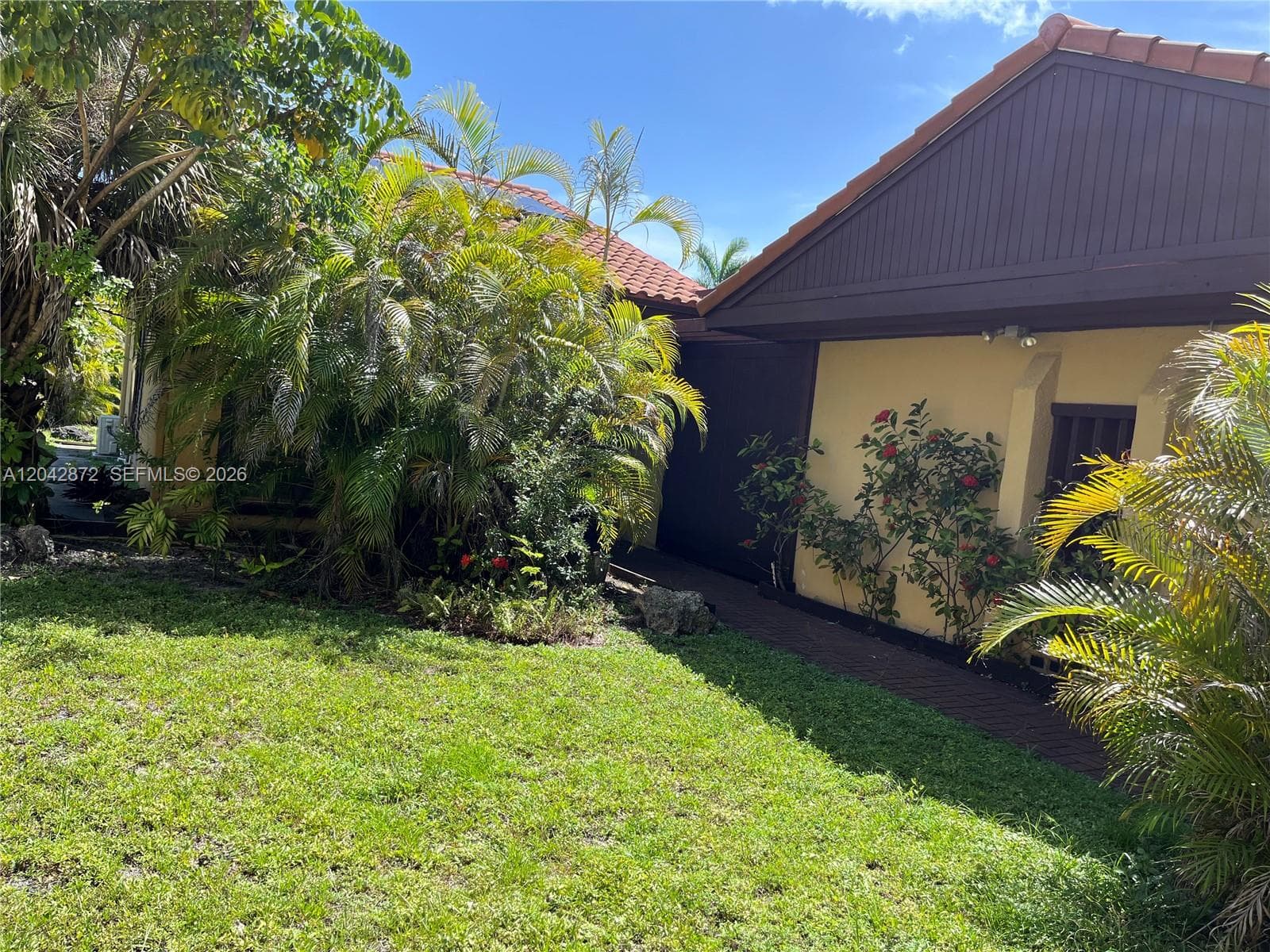 1020 NE 202nd Ter, Miami, FL 33179 — zdjęcie 3