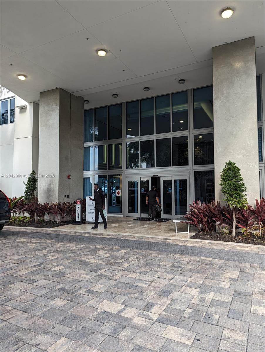 17111 E Biscayne Blvd # 1011, North Miami Beach, FL 33160 — zdjęcie 2