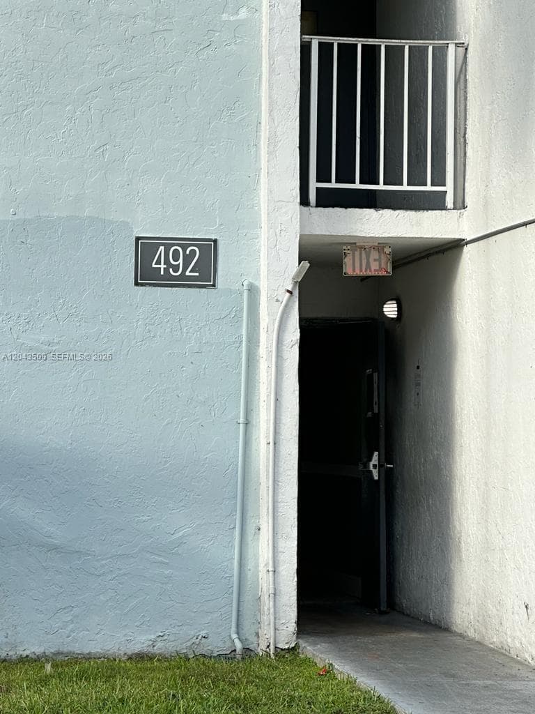 492 NW 165th St Rd # C-211, Miami, FL 33169 — zdjęcie 3