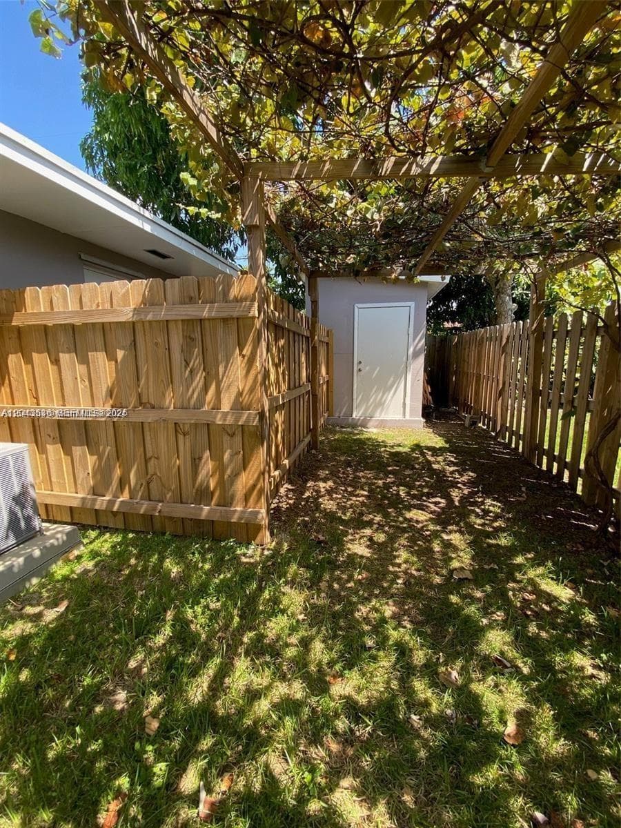 1005 NE 2nd St, Hallandale Beach, FL 33009 — zdjęcie 5