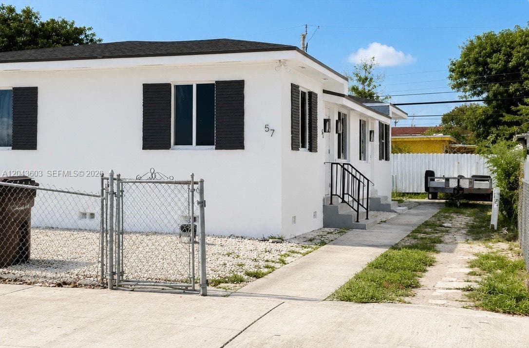 59 E 10th St, Hialeah, FL 33010 — zdjęcie 2