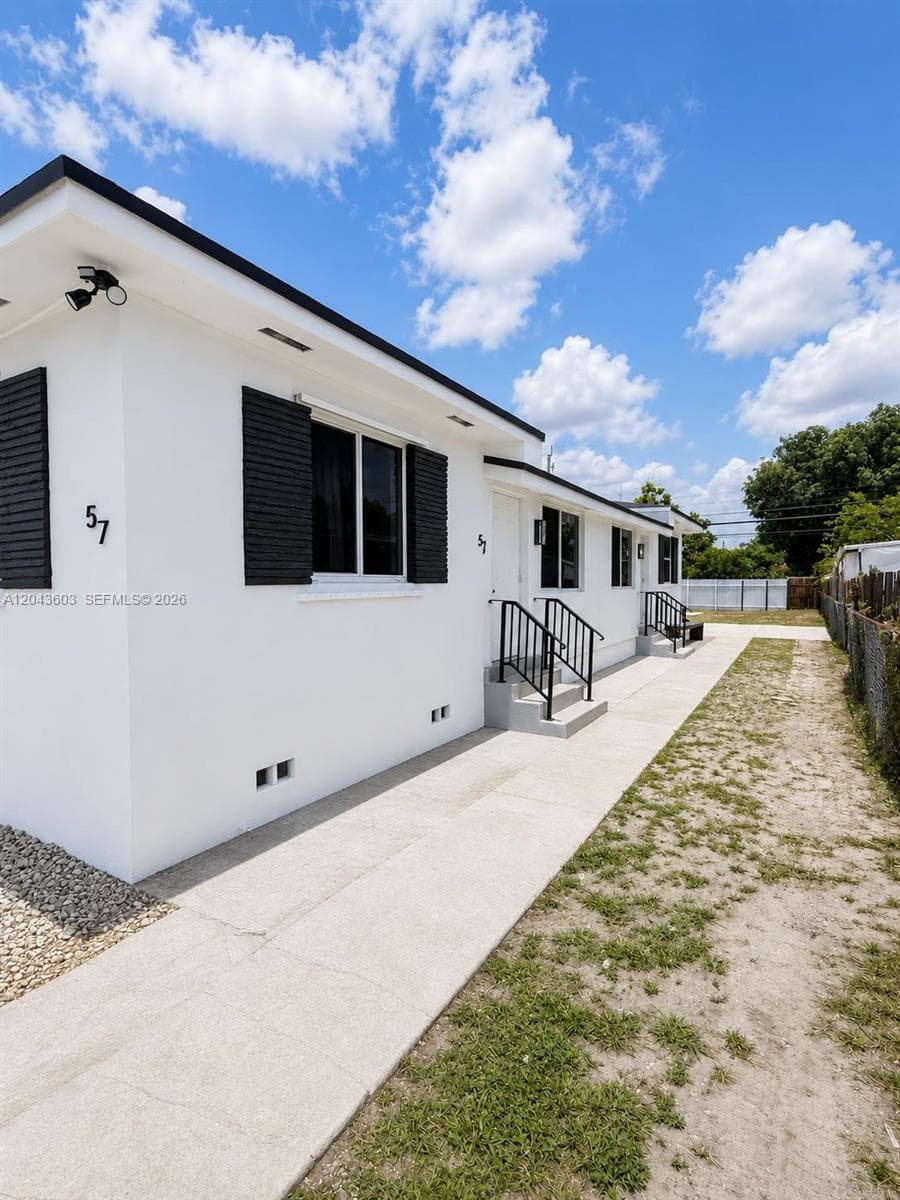 59 E 10th St, Hialeah, FL 33010 — zdjęcie 3