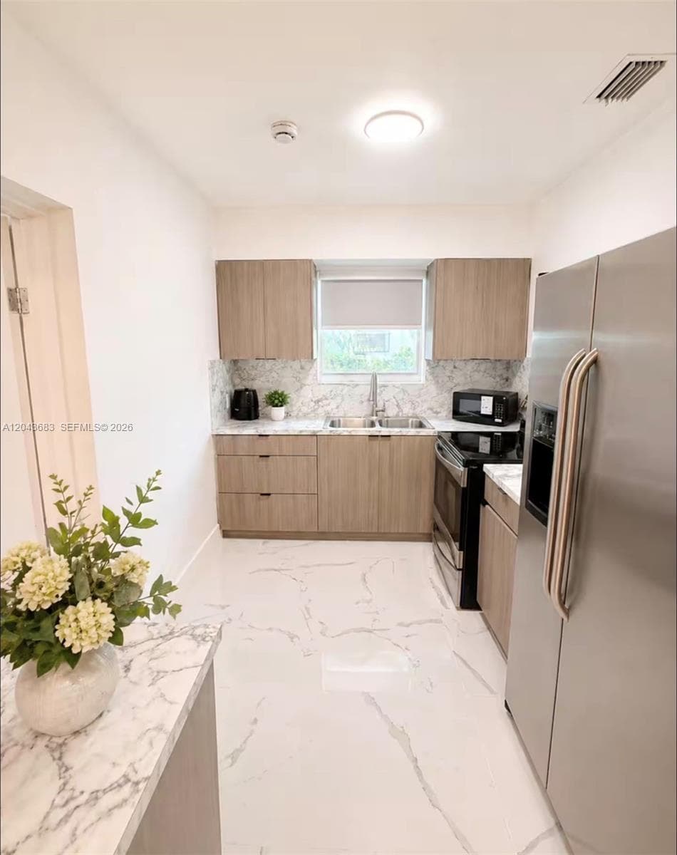 5640 NE MIAMI CT, Miami, FL 33137 — zdjęcie 4