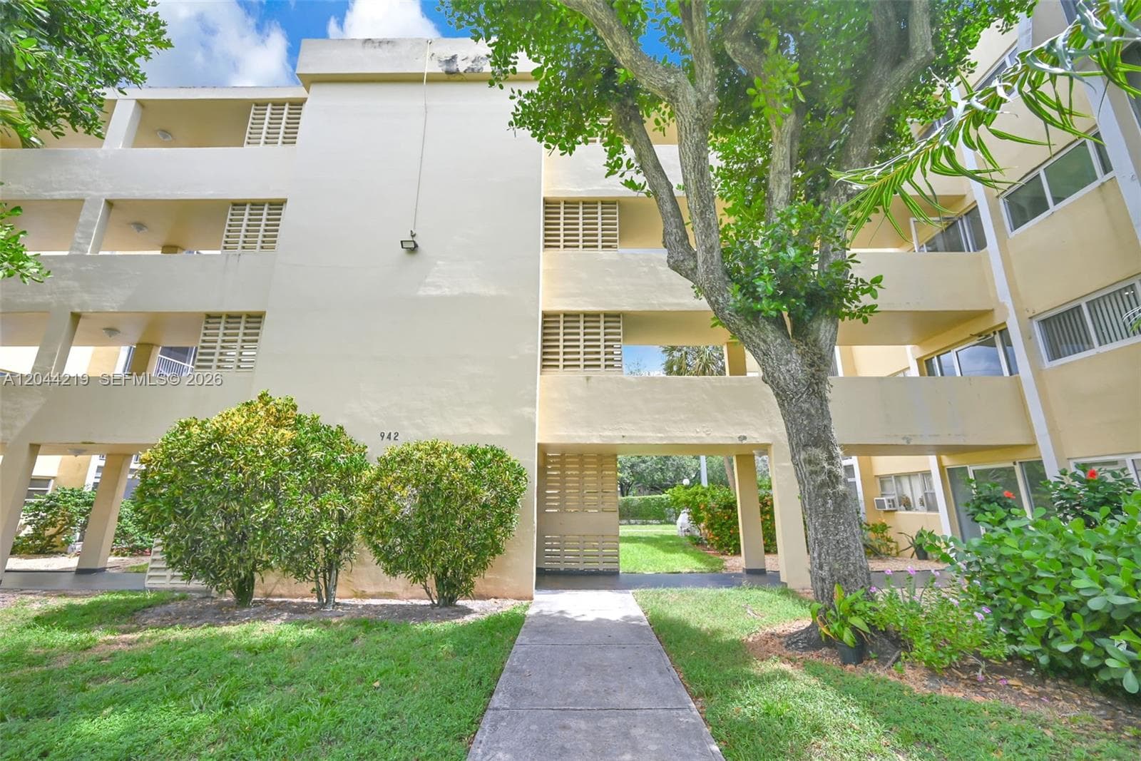 942 NE 199th St # 4E, Miami, FL 33179 — zdjęcie 2