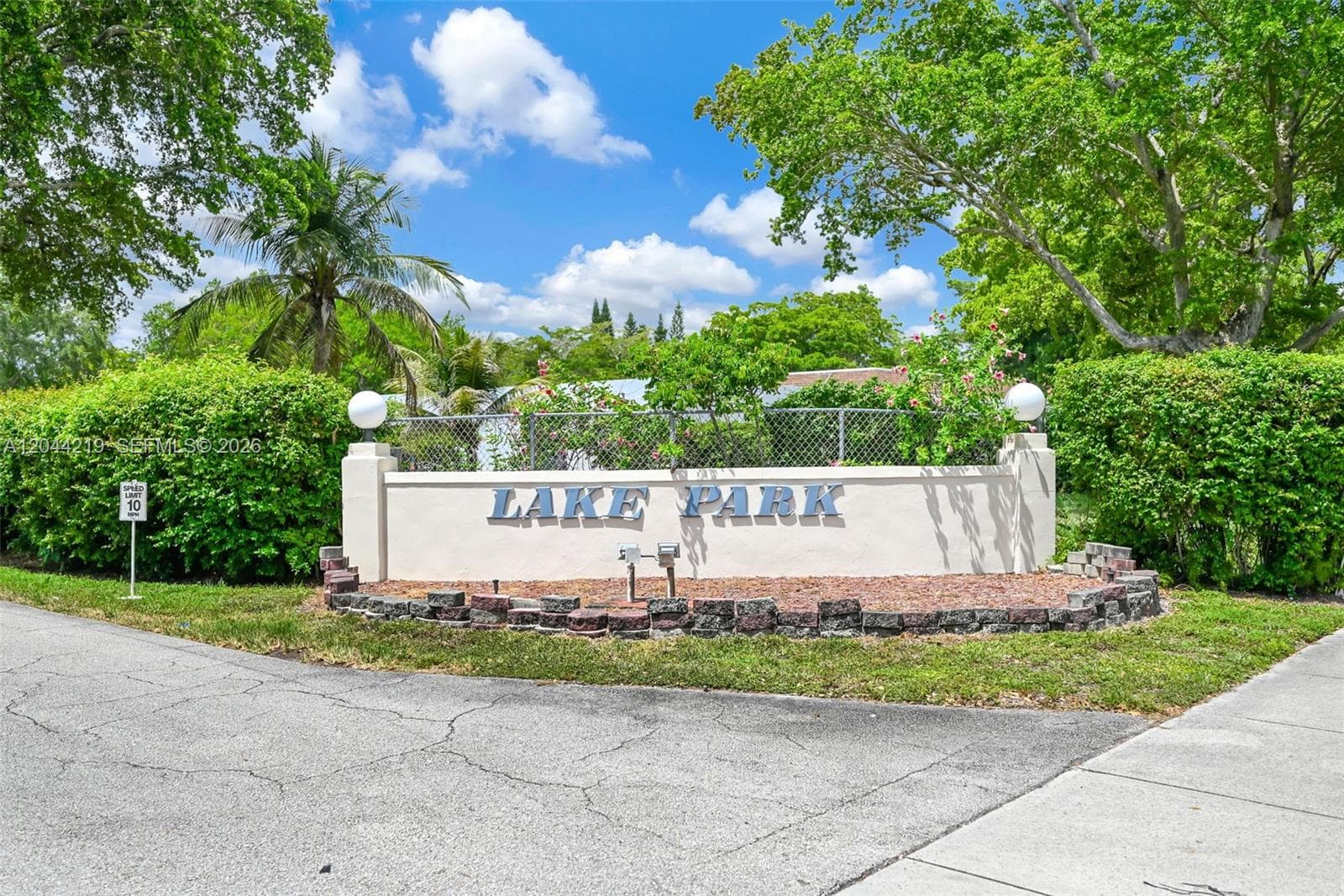 942 NE 199th St # 4E, Miami, FL 33179