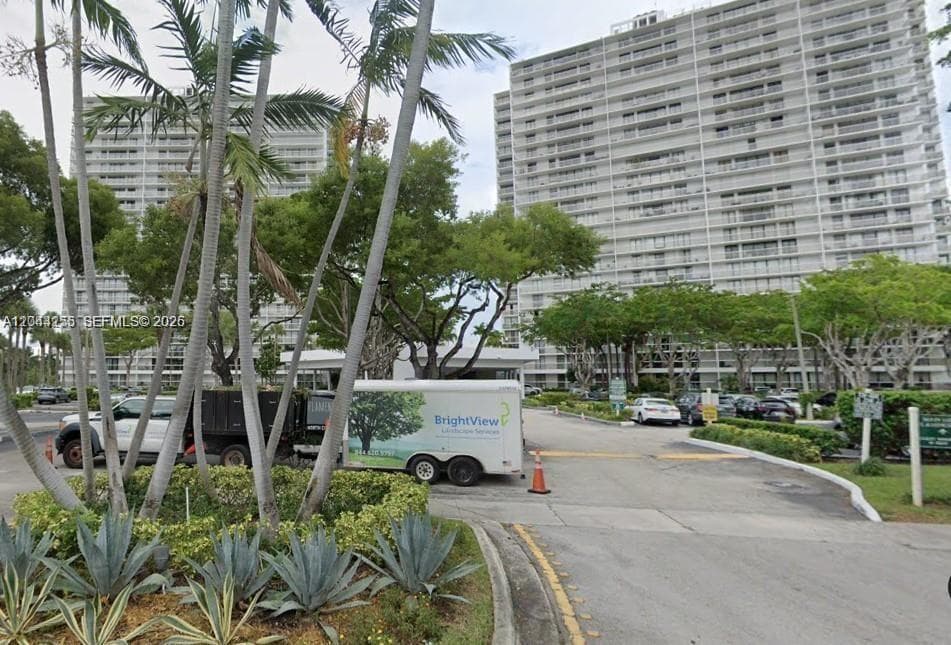 3701 N Country Club Dr # 207, Aventura, FL 33180