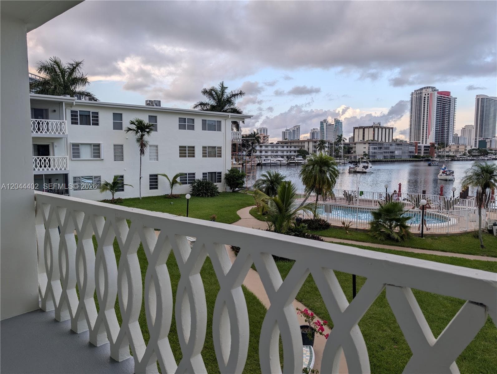 450 GOLDEN ISLES DR # 2H, Hallandale Beach, FL 33009 — zdjęcie 5