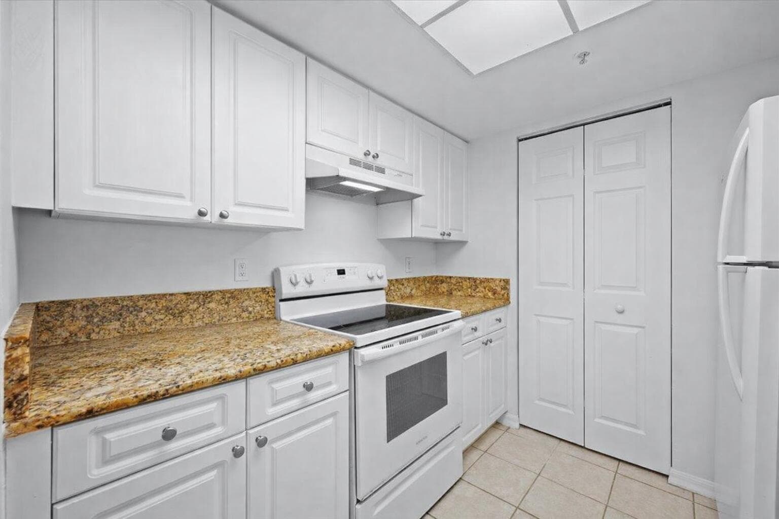 200 N Crestwood Court N # 211, Royal Palm Beach, FL 33411