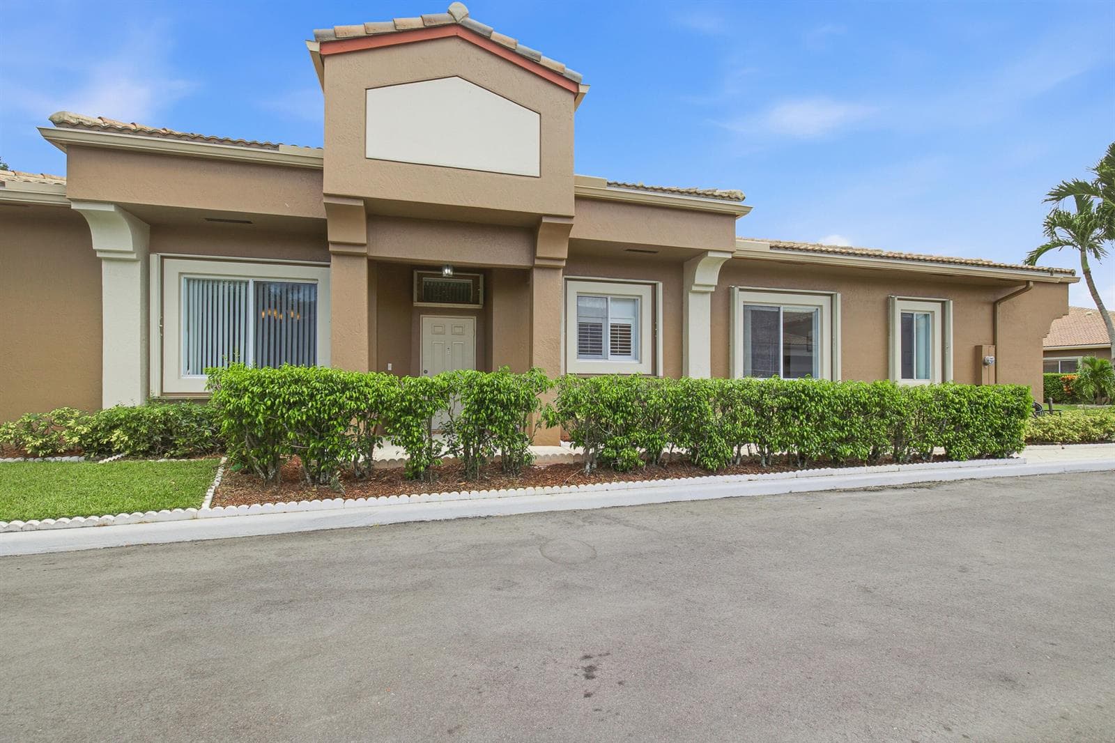 10216 Lombardy Drive, Tamarac, FL 33321 — zdjęcie 2