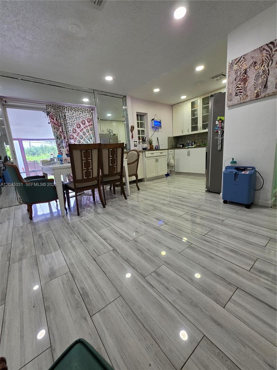 10801 NE 10th Ave, Biscayne Park, FL 33161 — zdjęcie 5
