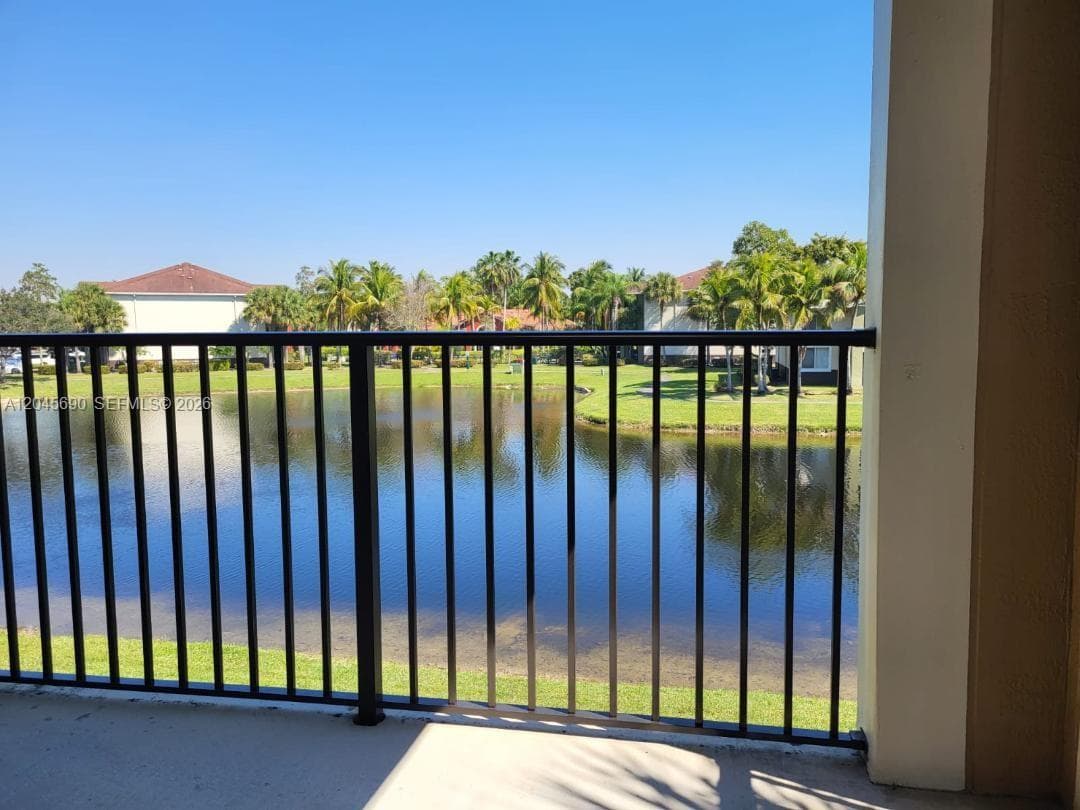 8070 N Nob Hill Rd # 208, Tamarac, FL 33321