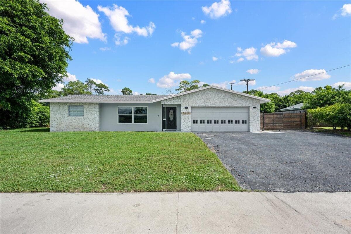 7423 Oakmont Drive, FL 33467