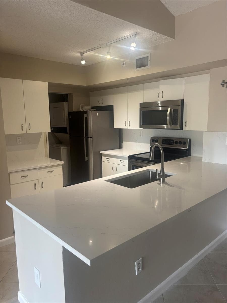 2640 S University Drive # 305, Davie, FL 33328