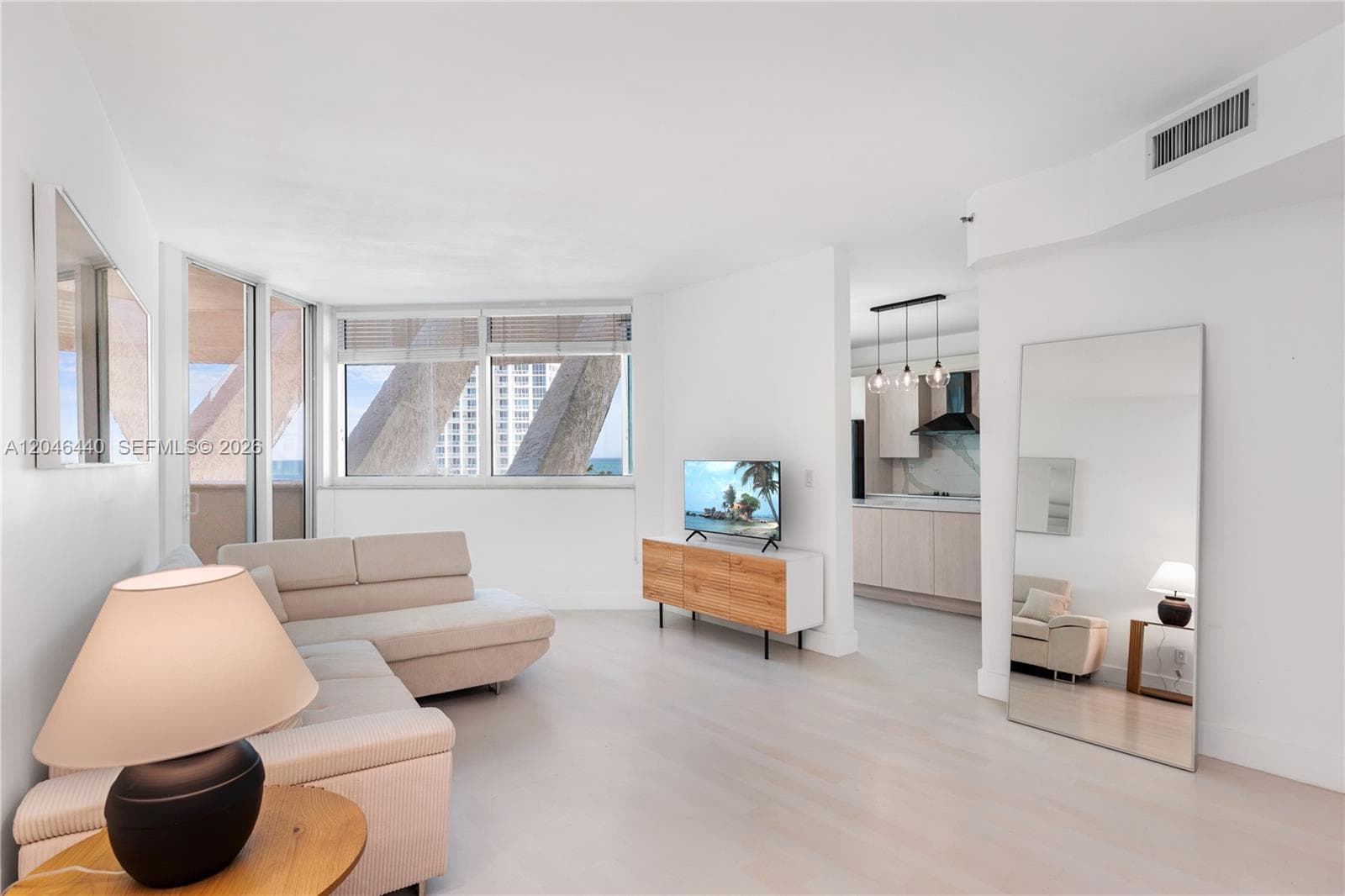 300 S Pointe Dr # 907, Miami Beach, FL 33139
