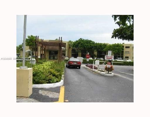 8075 SW 107th Ave # 305, Miami, FL 33173 — zdjęcie 3
