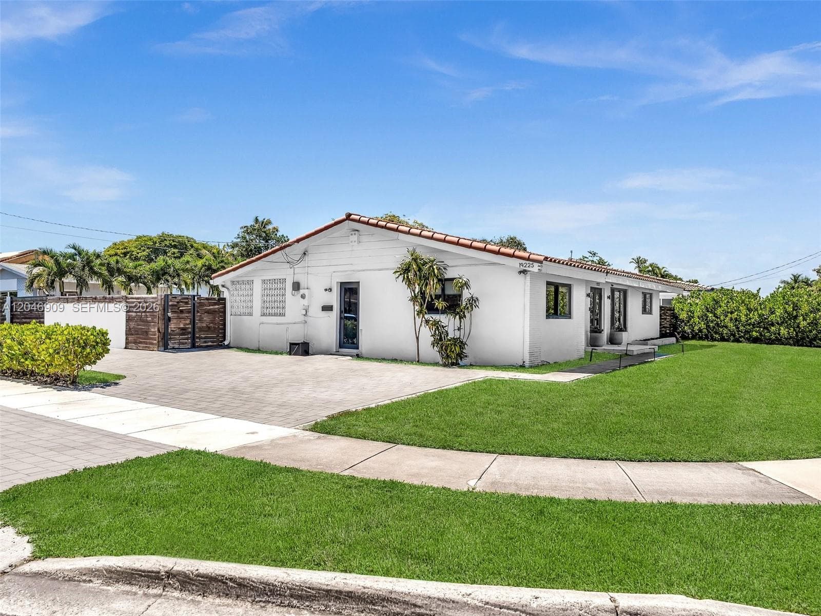 19225 NE 18th Ave, Miami, FL 33179 — zdjęcie 2