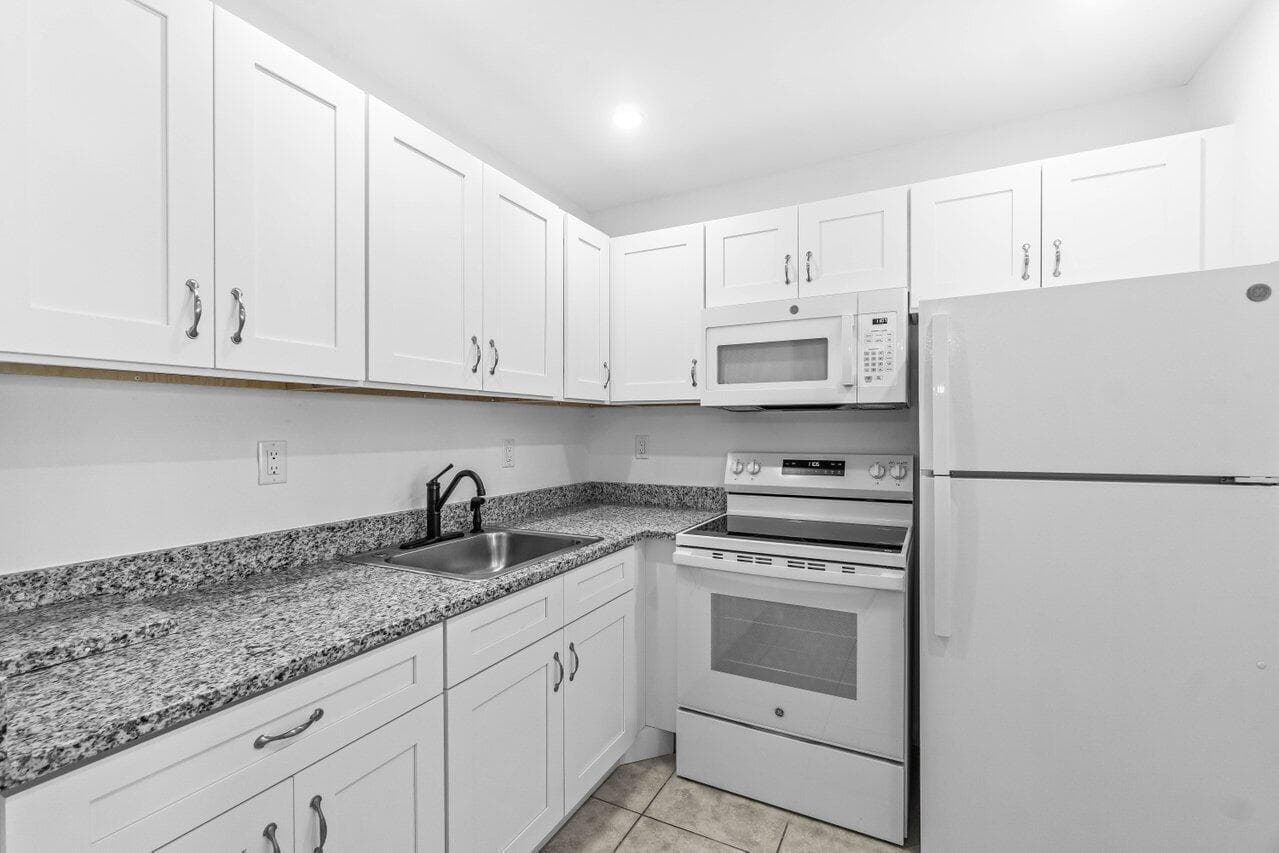 52 Kingswood C, West Palm Beach, FL 33417