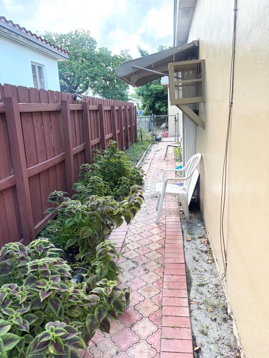 1885 NE 177th Street, North Miami Beach, FL 33162 — zdjęcie 2