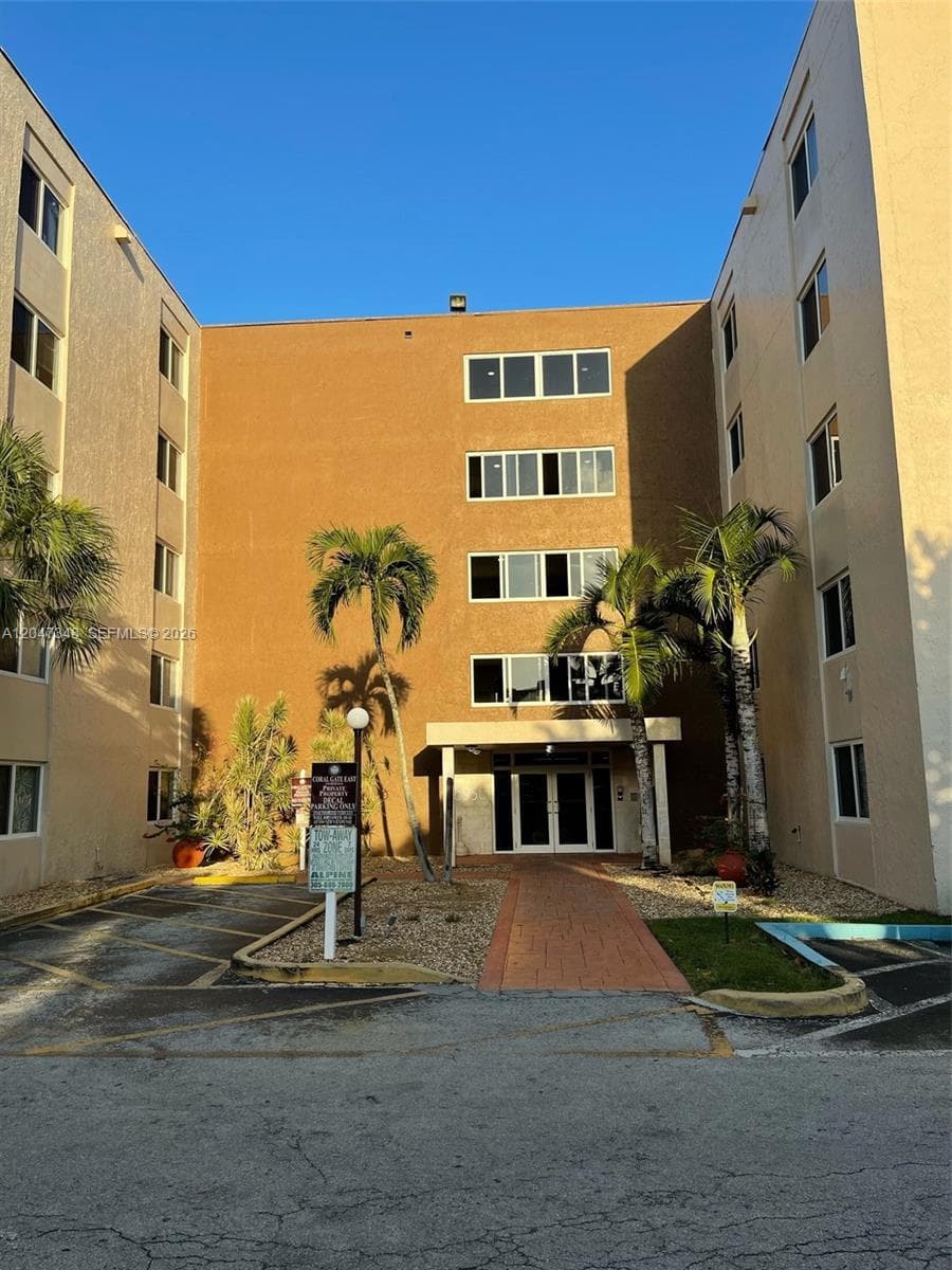 6950 Miami Gardens Dr # 2-312A, Hialeah, FL 33015 — zdjęcie 2