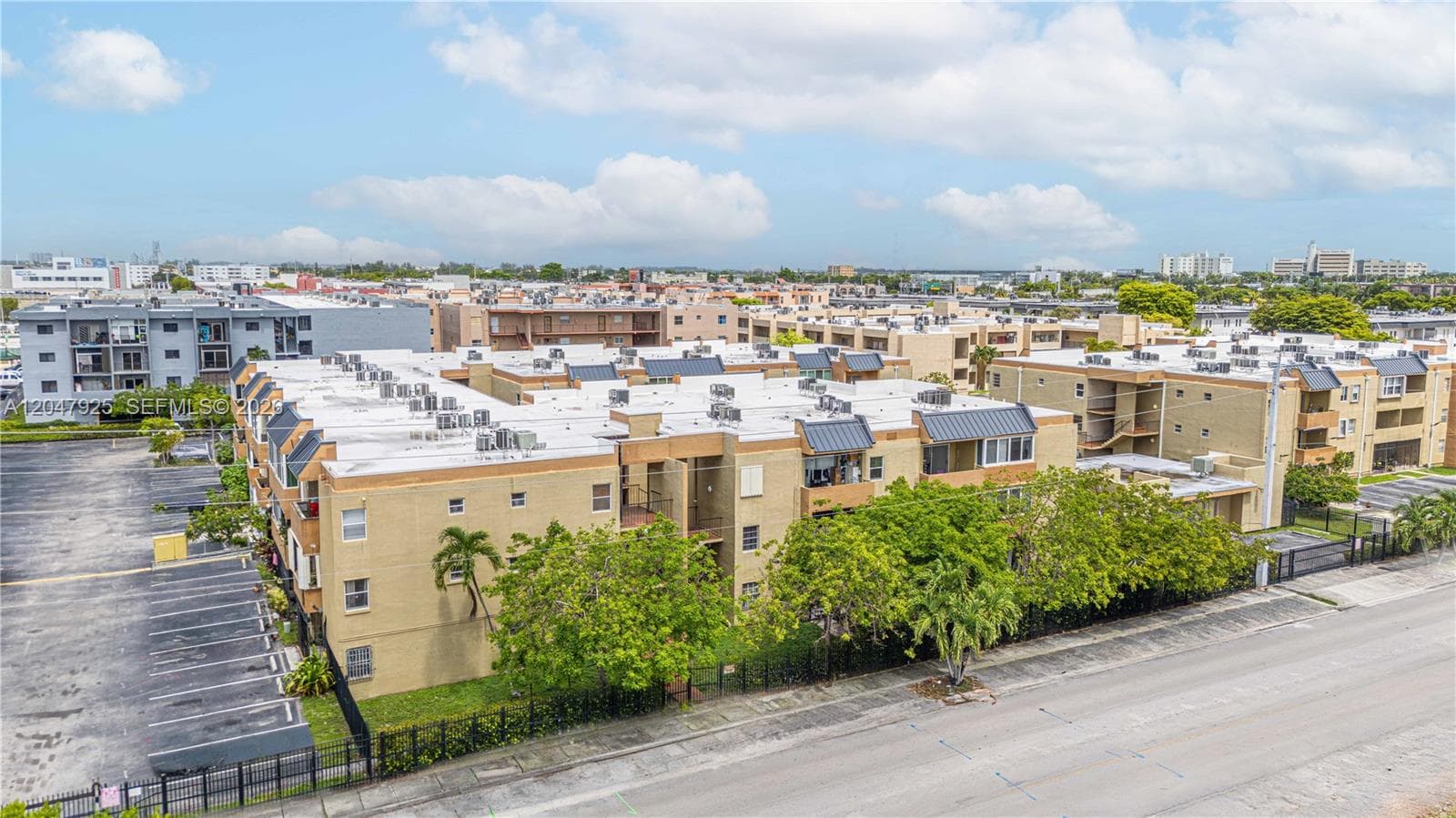 6070 W 18th Ave # 209, Hialeah, FL 33012 — zdjęcie 2