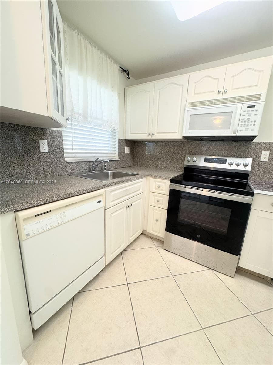 9660 Sunrise Lakes Blvd # 202, Sunrise, FL 33322