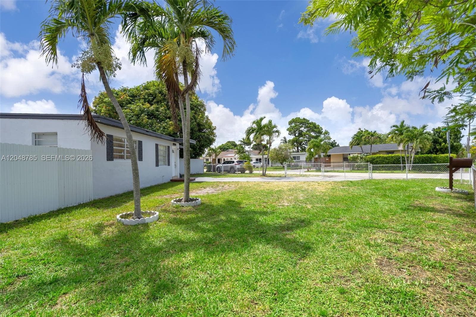 6084 E 7th Ave, Hialeah, FL 33013 — zdjęcie 2