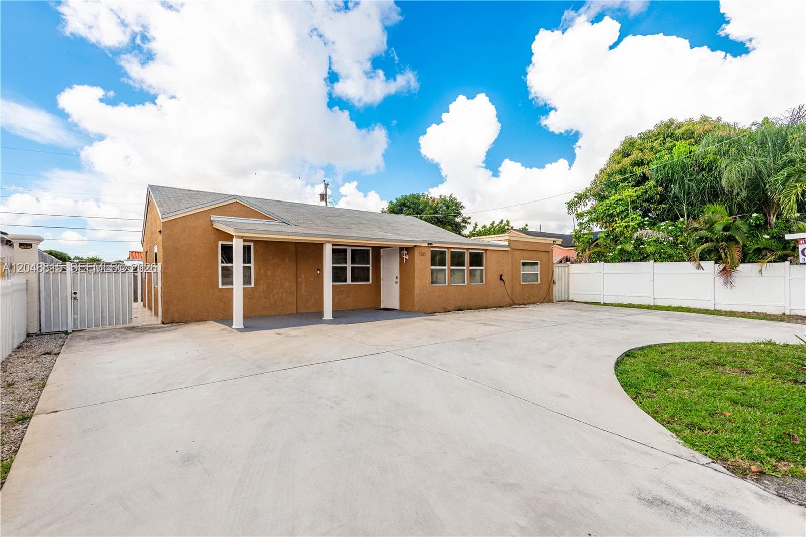 750 NE 4th Pl, Hialeah, FL 33010 — zdjęcie 2
