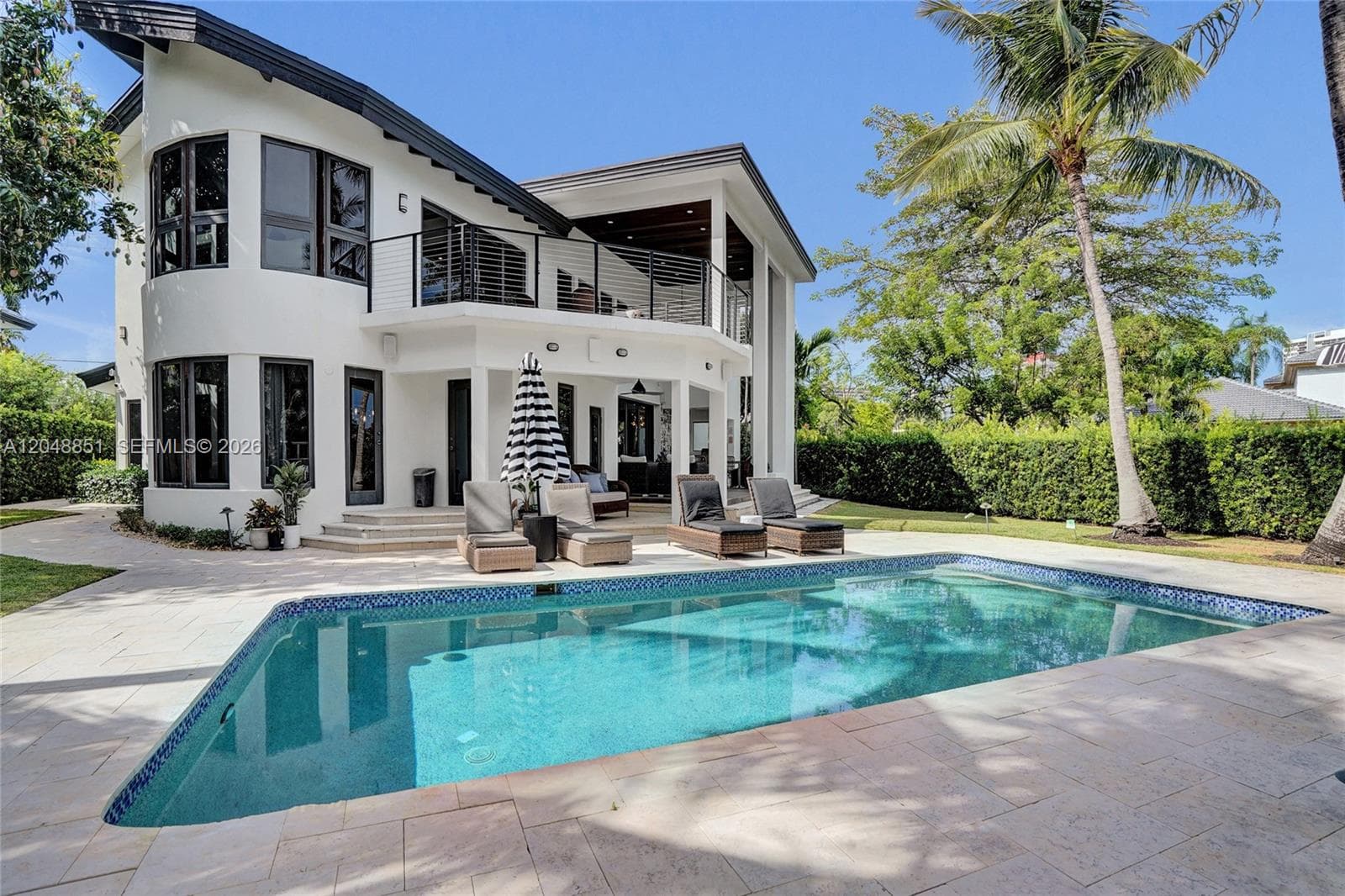 113 Holiday Dr, Hallandale Beach, FL 33009 — zdjęcie 2
