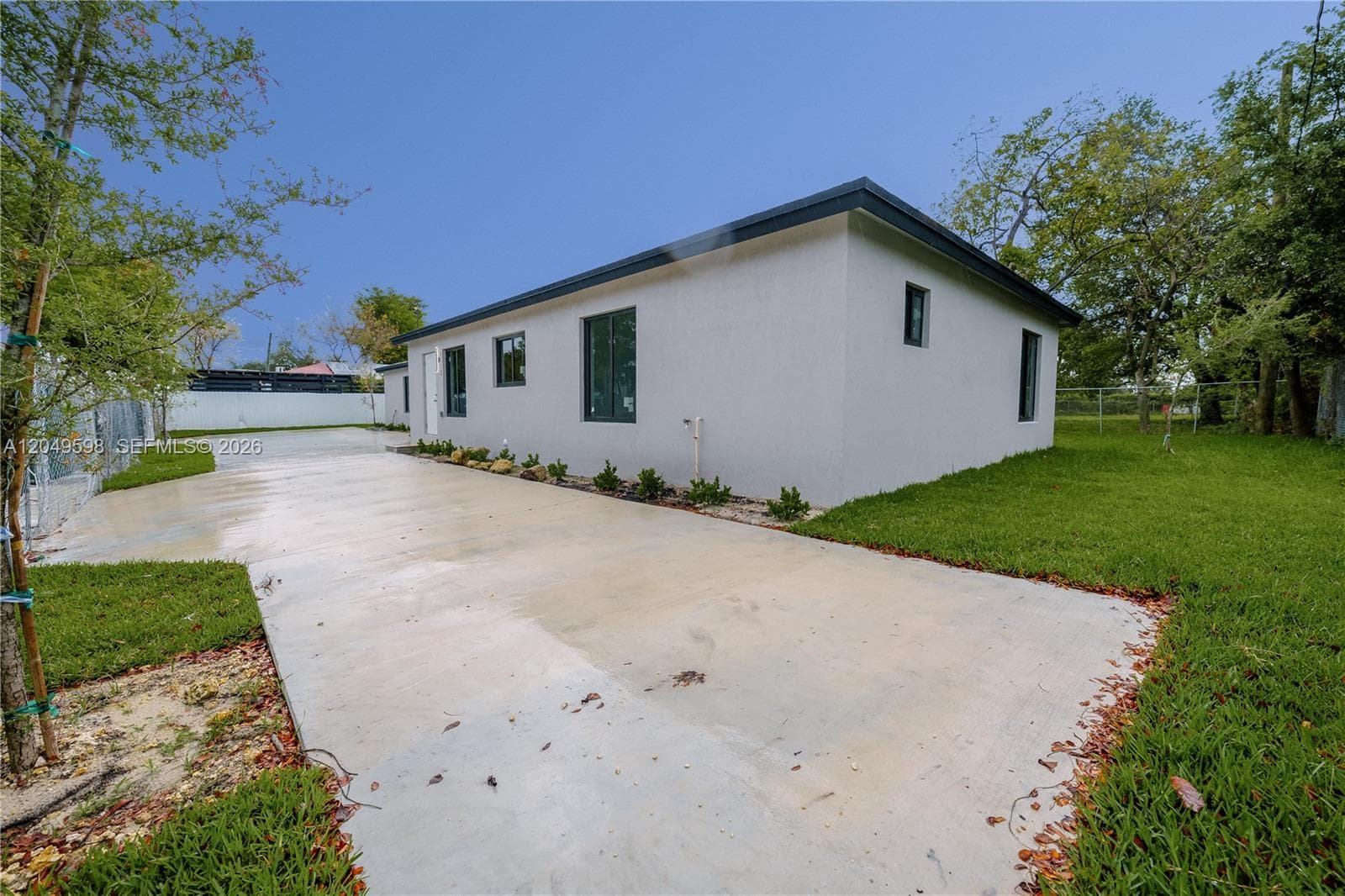 1112 NW 81st St, Miami, FL 33150 — zdjęcie 4