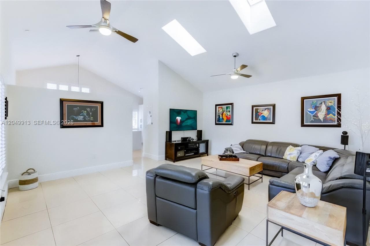 15241 NW 89th Ave, Miami Lakes, FL 33018 — zdjęcie 2