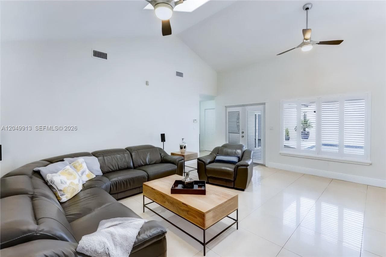 15241 NW 89th Ave, Miami Lakes, FL 33018 — zdjęcie 3