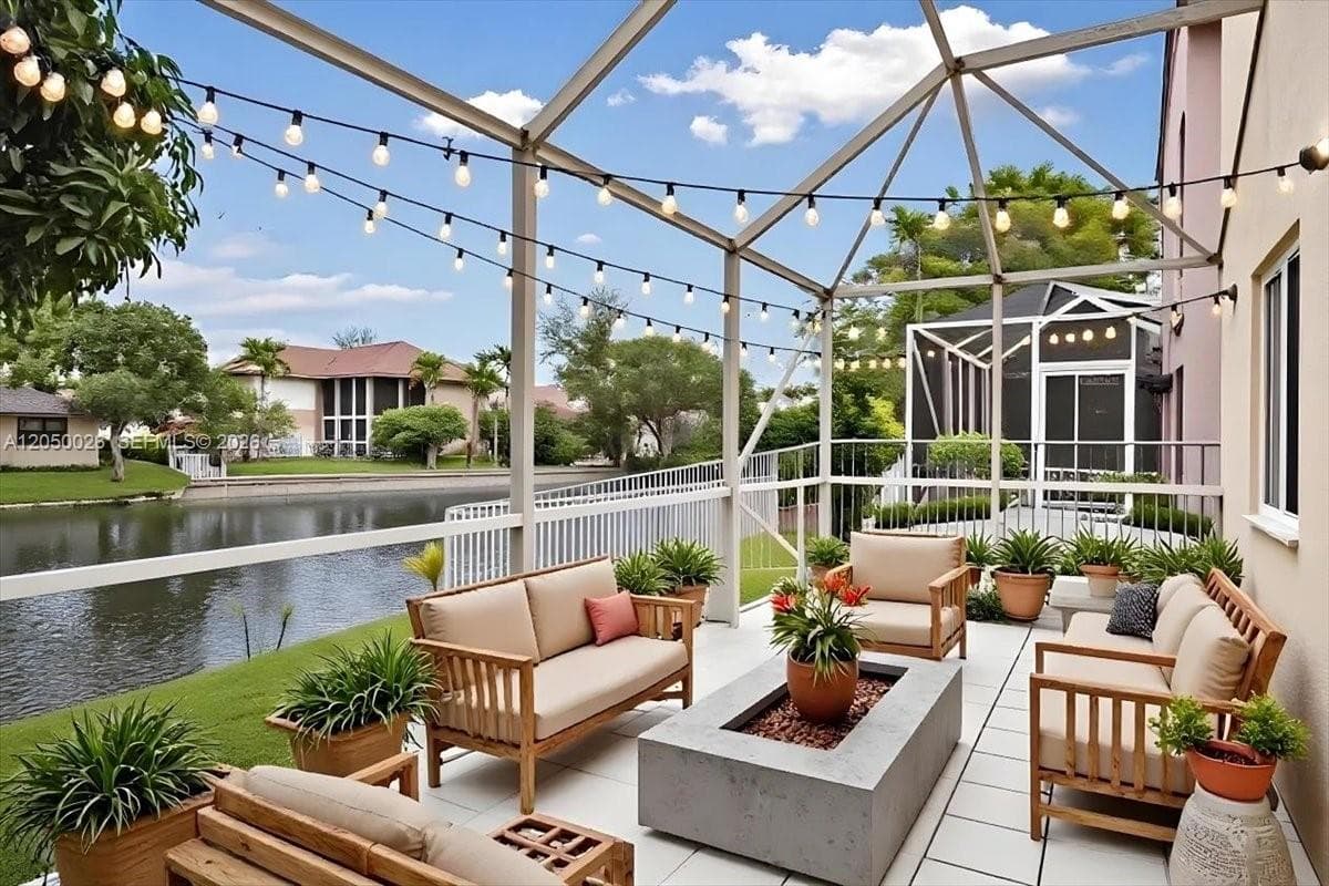 9847 Fairway Cove Ln, Plantation, FL 33324