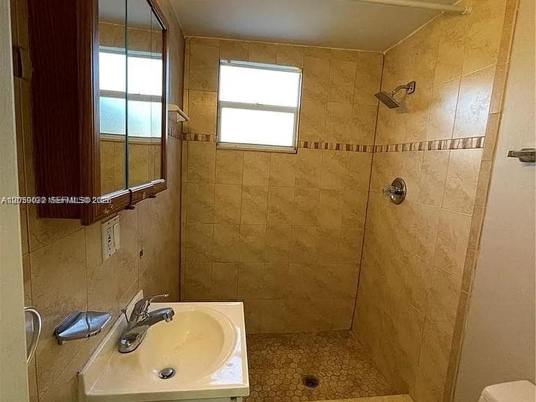 1107 NE 8th St, Hallandale Beach, FL 33009 — zdjęcie 3