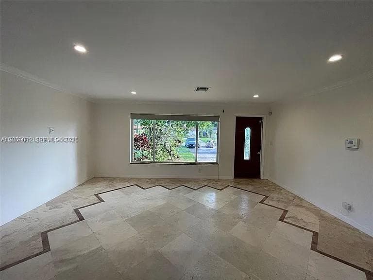 1107 NE 8th St, Hallandale Beach, FL 33009